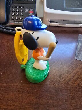 McDonalds Peanuts Baseball Player Snoopy Happy Meal Toy 2018 Collectible Figure